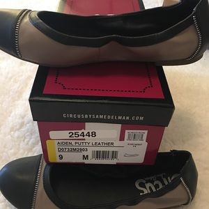 Like new Sam Eldeman  with zipper details